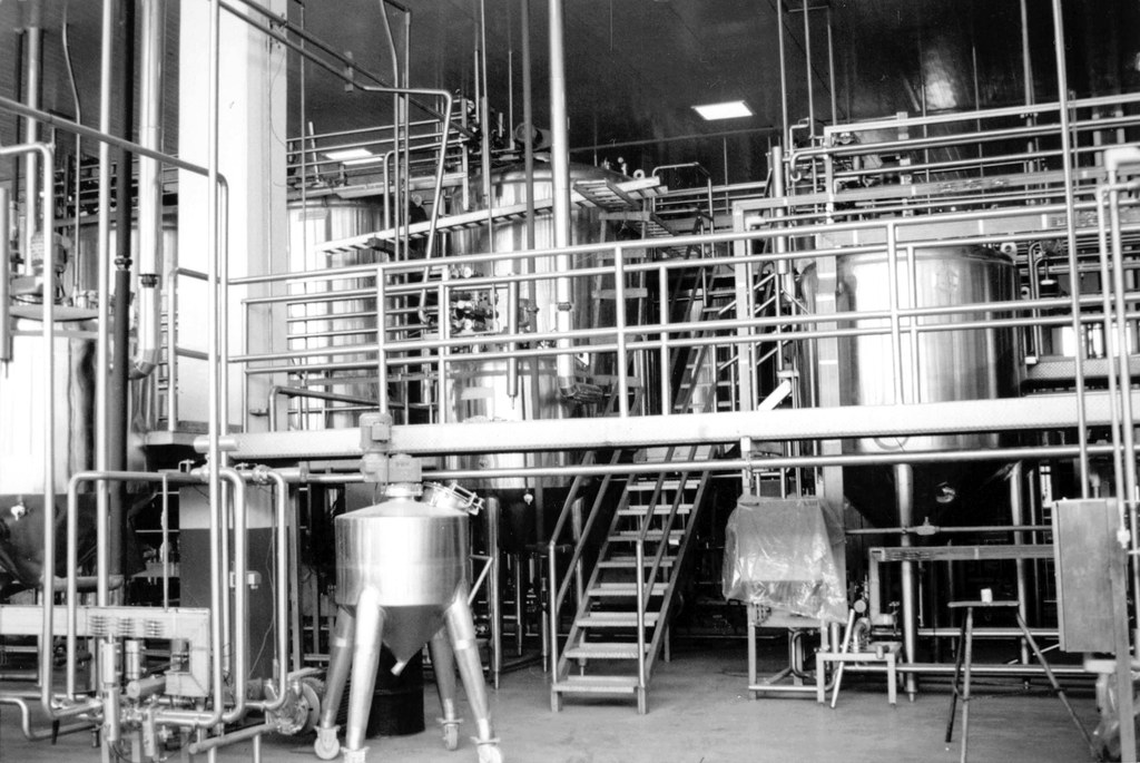 Nestlé — Planta Chambourcy, Tlaxcala — sala de proceso con tanques inoxidables y mezzanine